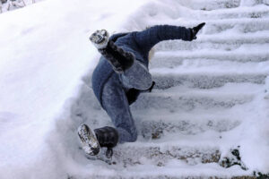 A Woman Slips And Fell On A Wintry Staircase - ¿Se Ha Resbalado en El Hielo? 3 Cosas Que Hay Que Hacer Después del Accidente